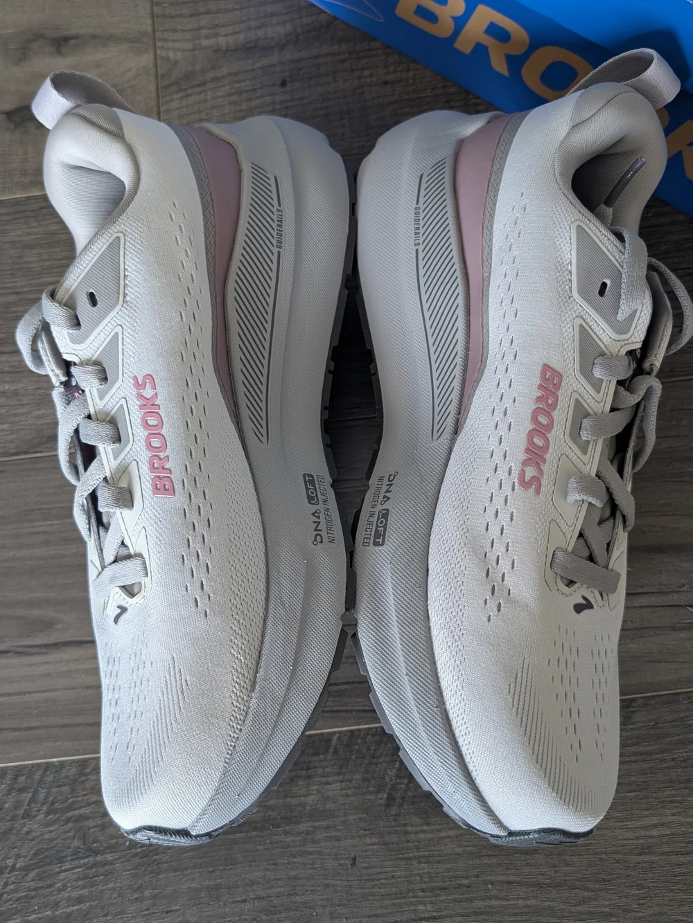 BRAND NEW Brooks Ariel GTS 26 Women's 8.5B Oyster Mushroom/Alloy/Pink